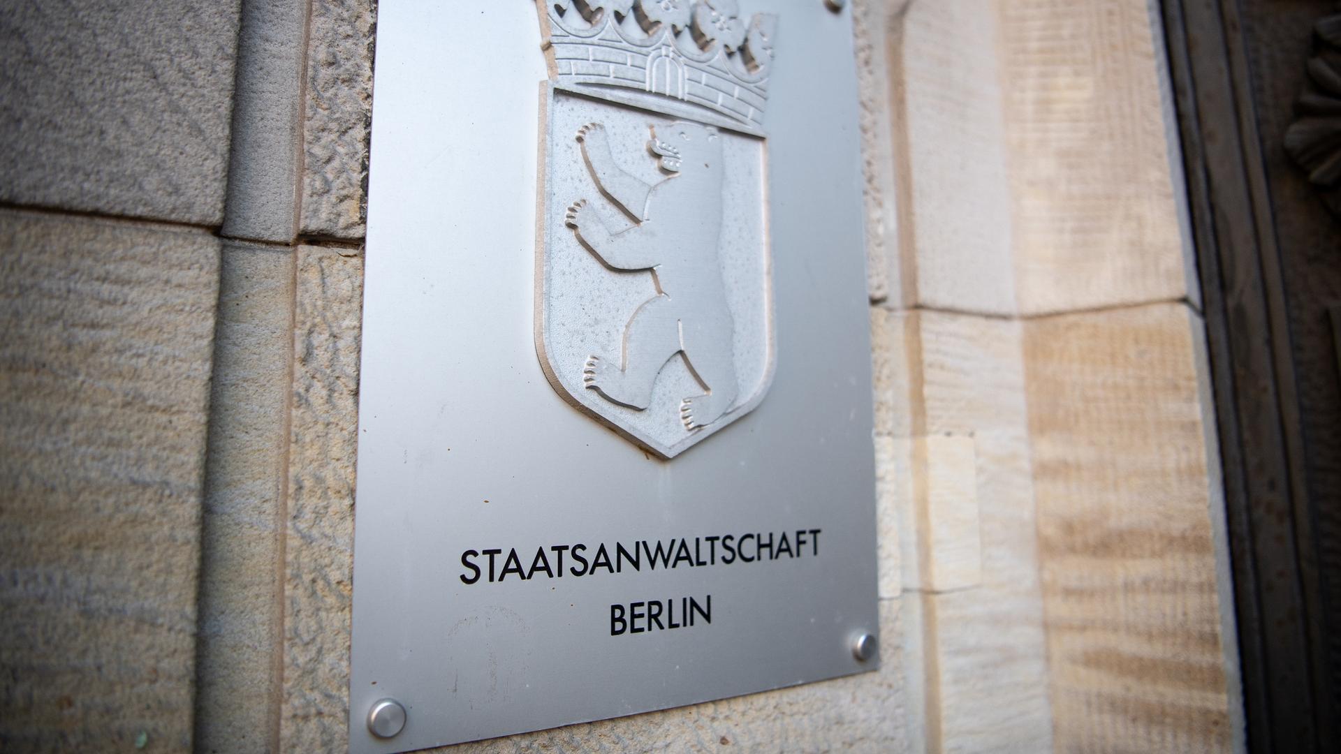 Das Schild mit der Aufschrift "Staatsanwaltschaft Berlin" am Eingang des Gerichts in Moabit. Das Schild mit der Aufschrift "Staatsanwaltschaft Berlin" am Eingang des Gerichts in Moabit.
