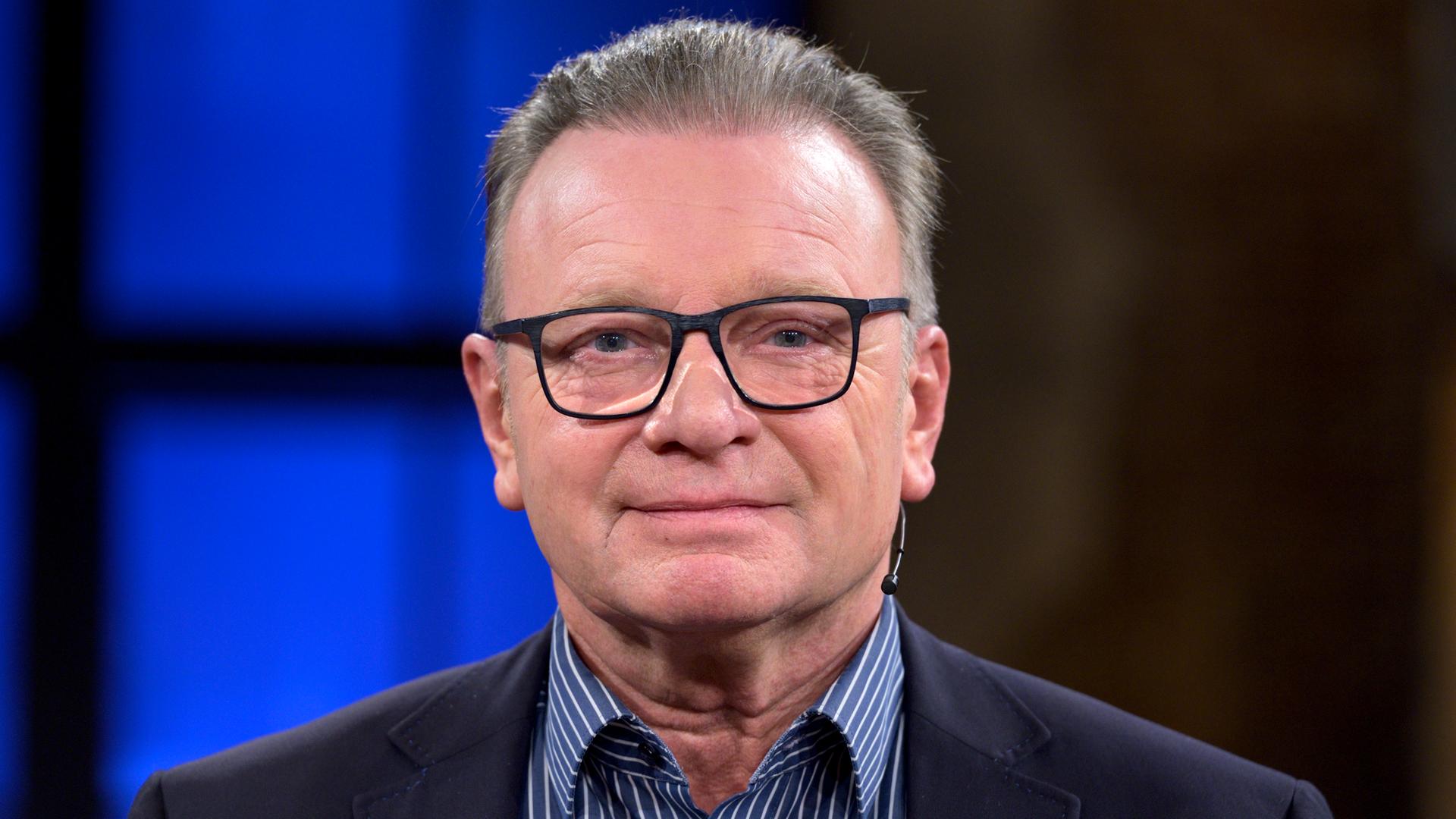 Porträt von Wolfgang Kaes in einem Fernsehstudio