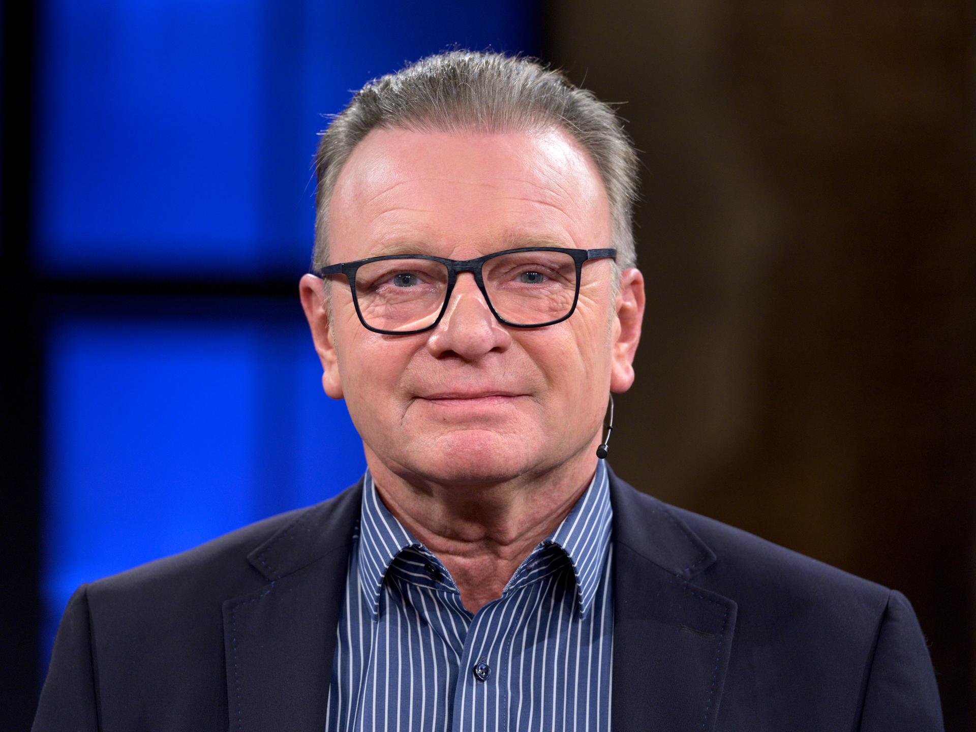 Porträt von Wolfgang Kaes in einem Fernsehstudio