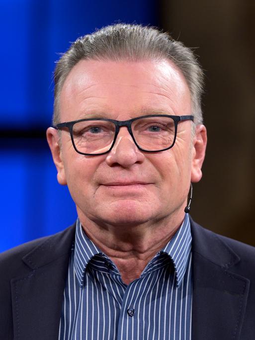 Porträt von Wolfgang Kaes in einem Fernsehstudio
