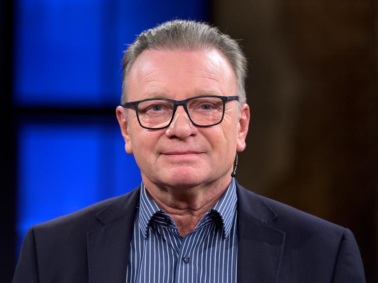 Porträt von Wolfgang Kaes in einem Fernsehstudio