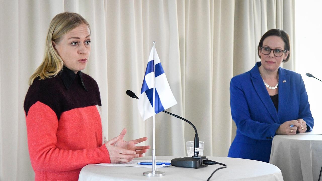 Die Außenministerinnen von Schweden und Finnland, Valtonen und Stenergard, geben eine Pressekonferenz. Die Außenministerinnen von Schweden und Finnland, Valtonen und Stenergard, geben eine Pressekonferenz.