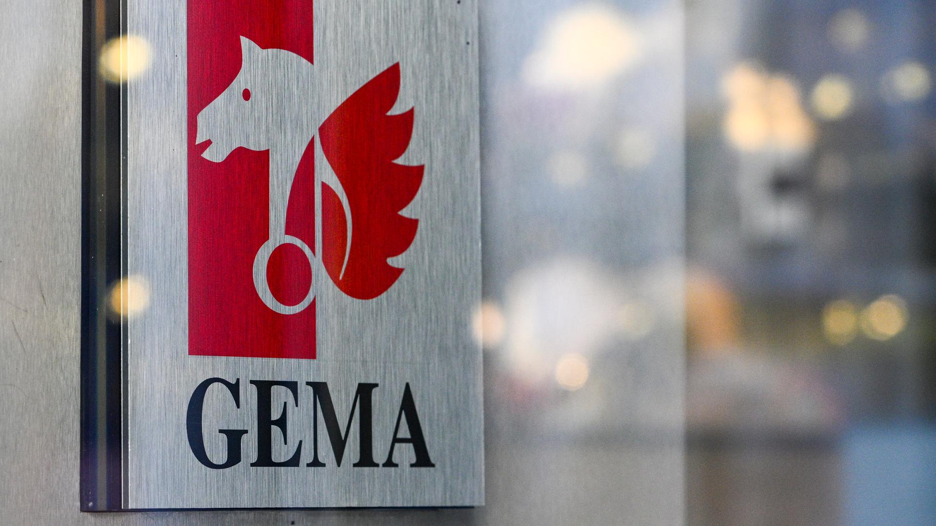 Das Logo und der Schriftzug der GEMA (Gesellschaft für musikalische Aufführungs- und mechanische Vervielfältigungsrechte) am Sitz der Generaldirektion Berlin in der Bayreuther Straße