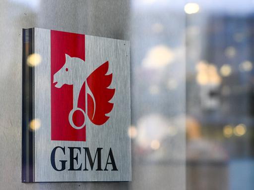 Das Logo und der Schriftzug der GEMA (Gesellschaft für musikalische Aufführungs- und mechanische Vervielfältigungsrechte) am Sitz der Generaldirektion Berlin in der Bayreuther Straße