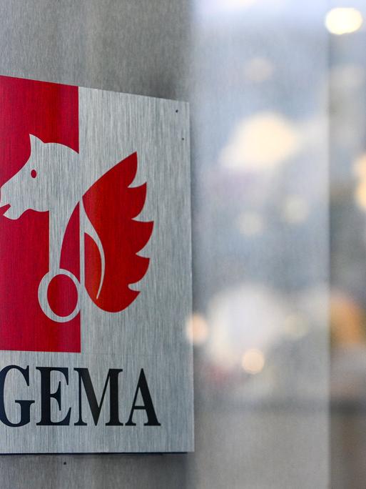 Das Logo und der Schriftzug der GEMA (Gesellschaft für musikalische Aufführungs- und mechanische Vervielfältigungsrechte) am Sitz der Generaldirektion Berlin in der Bayreuther Straße