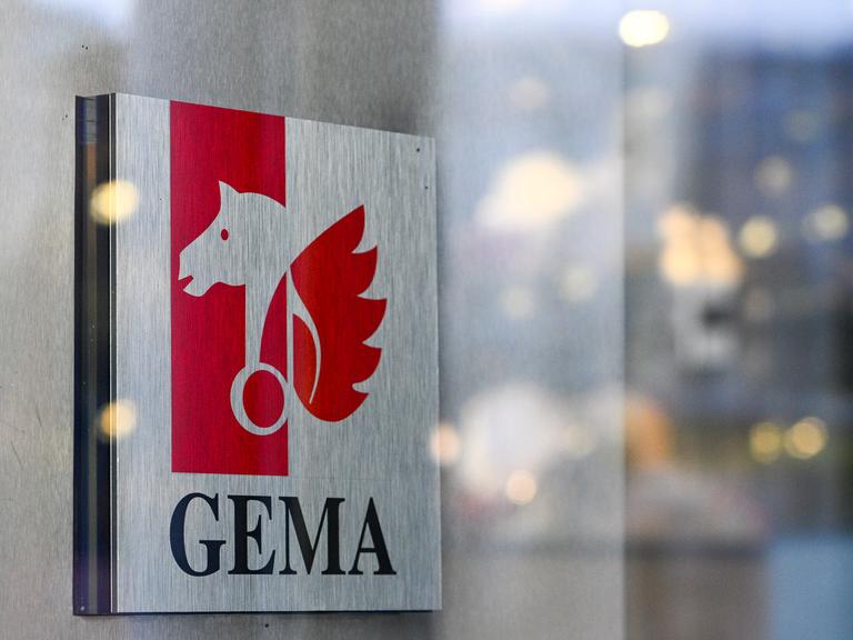 Das Logo und der Schriftzug der GEMA (Gesellschaft für musikalische Aufführungs- und mechanische Vervielfältigungsrechte) am Sitz der Generaldirektion Berlin in der Bayreuther Straße