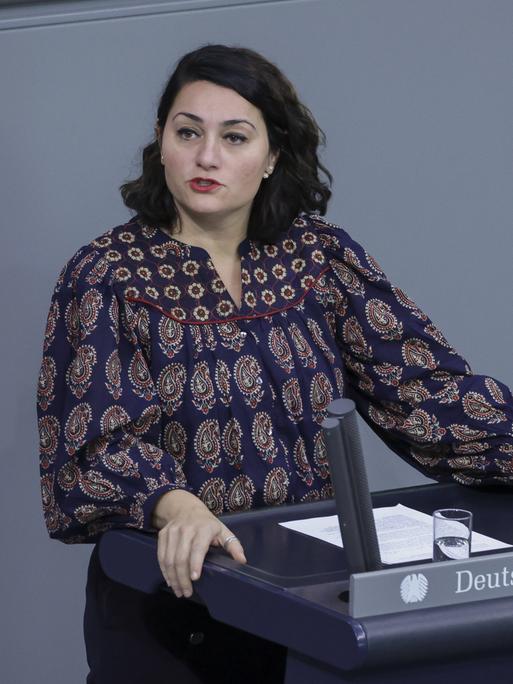 Lamya Kaddor, Budnestagsabgeordnete der Grünen, spricht während einer Sitzung des Deutschen Bundestages
