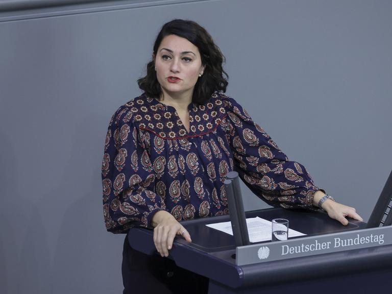 Lamya Kaddor, Budnestagsabgeordnete der Grünen, spricht während einer Sitzung des Deutschen Bundestages
