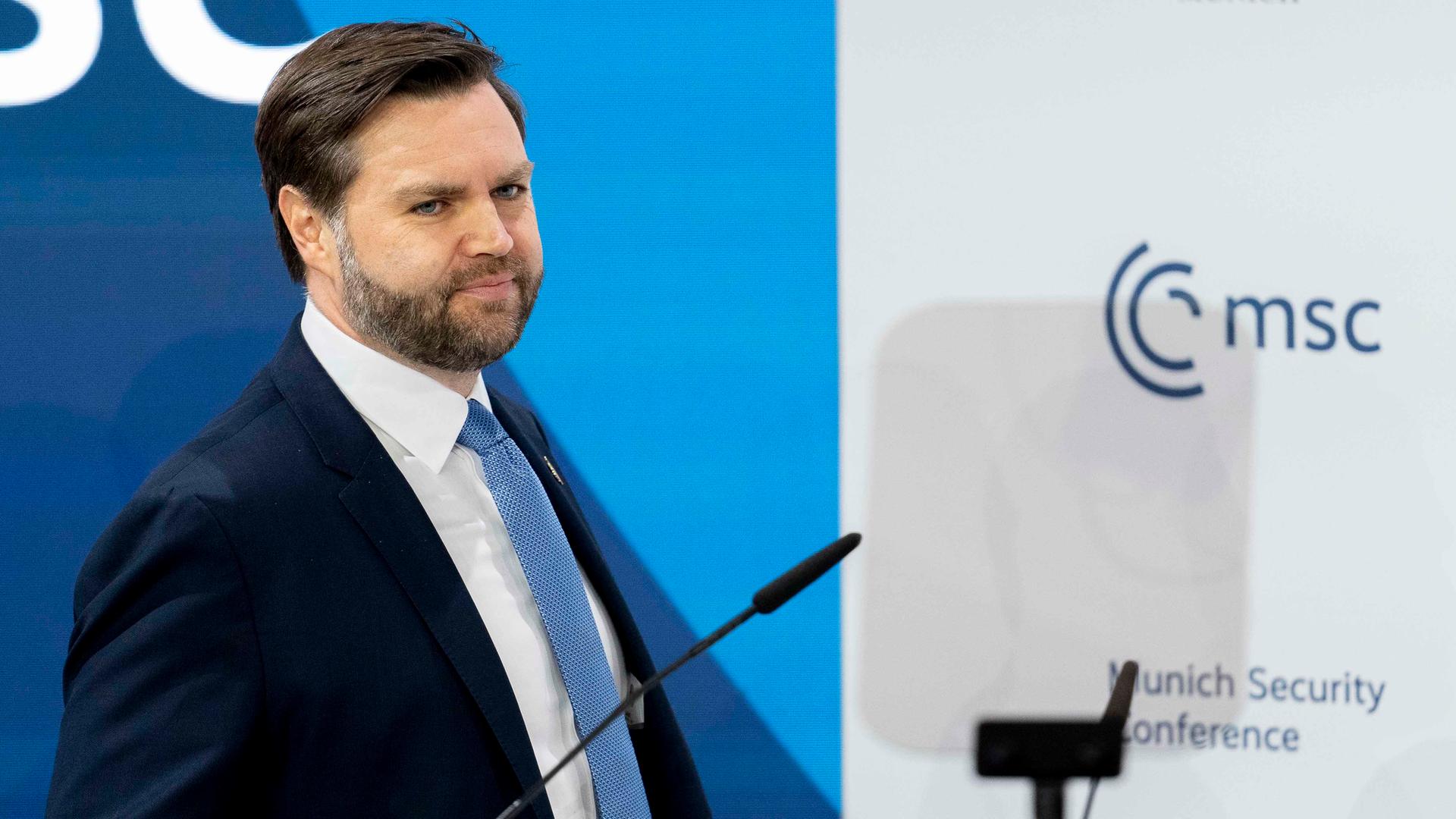 US-Vizepräsident JD Vance geht auf dem Podium der Münchner Sichheitskonferenz zum Mikrofon.