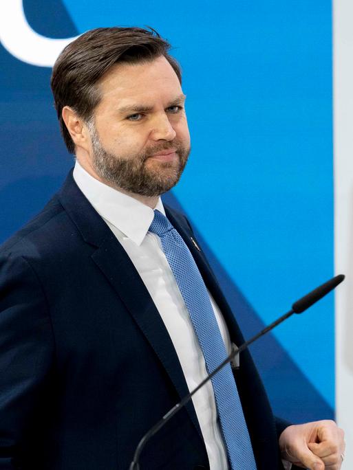 US-Vizepräsident JD Vance geht auf dem Podium der Münchner Sichheitskonferenz zum Mikrofon.