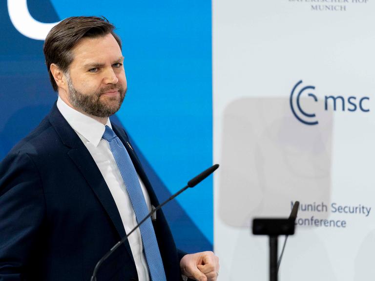 US-Vizepräsident JD Vance geht auf dem Podium der Münchner Sichheitskonferenz zum Mikrofon.