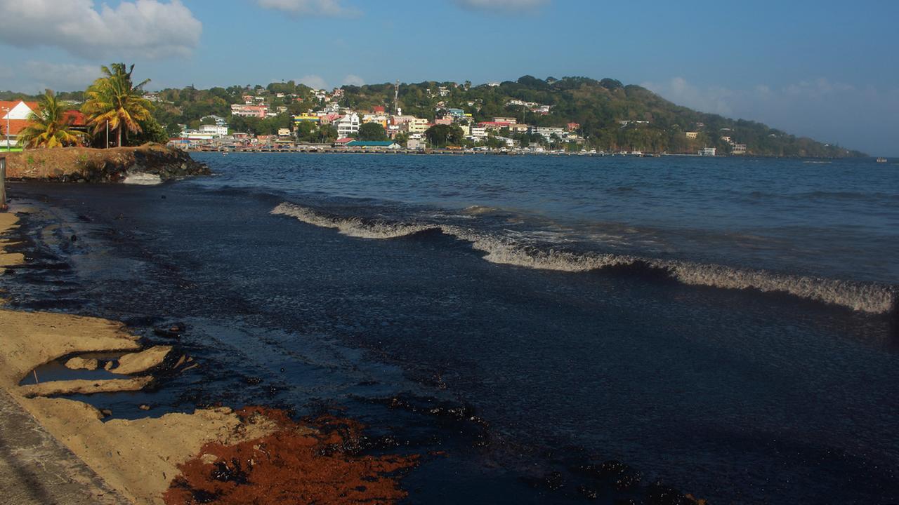 Öl wird an einem Strand von Tobago angeschwemmt. Öl wird an einem Strand von Tobago angeschwemmt.