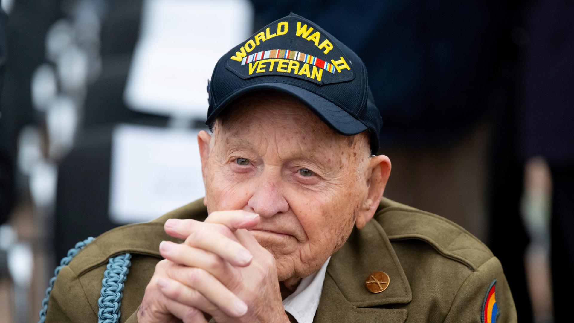 Der ehemalige US-Soldat Bud Gahs spricht auf der Gedenkfeier im ehemaligen KZ Dachau. Der ehemalige US-Soldat Bud Gahs spricht auf der Gedenkfeier im ehemaligen KZ Dachau.