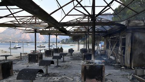 Blick auf eine Strandbar nach einem Waldbrand an der Adriaküste in der Nähe von Omis im Süden Kroatiens