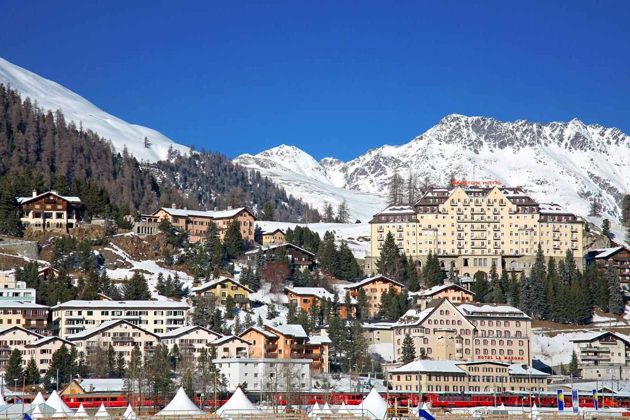Blauer Himmel und verschneite Berge: Blick auf das winterliche St. Moritz in der Schweiz