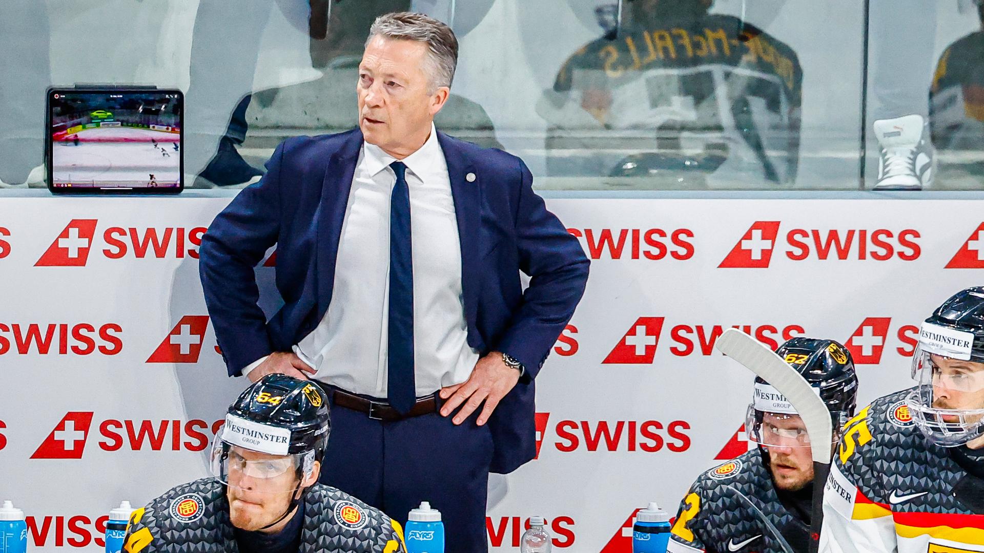 Zürich: Harold Kreis (M), Cheftrainer von Deutschland, verfolgt das Spiel. Um ihn herum sitzen einige Spieler.