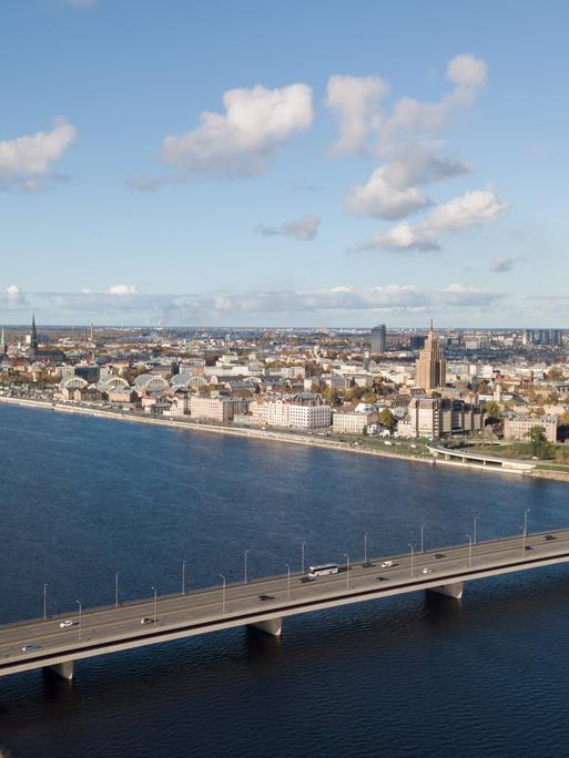 Blick über den Fluss Daugava auf die Stadt Riga