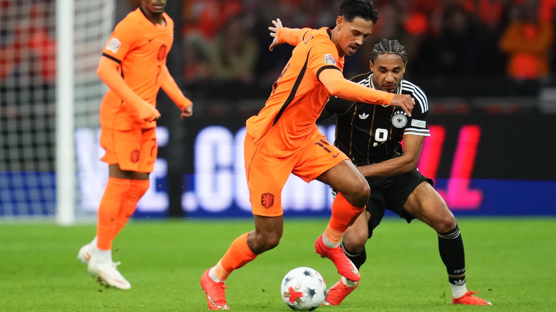 Deutschlands Kevin Schade (rechts) im Zweikampf mit dem Niederländer Tijani Reijnders Deutschlands Kevin Schade (rechts) im Zweikampf mit dem Niederländer Tijani Reijnders