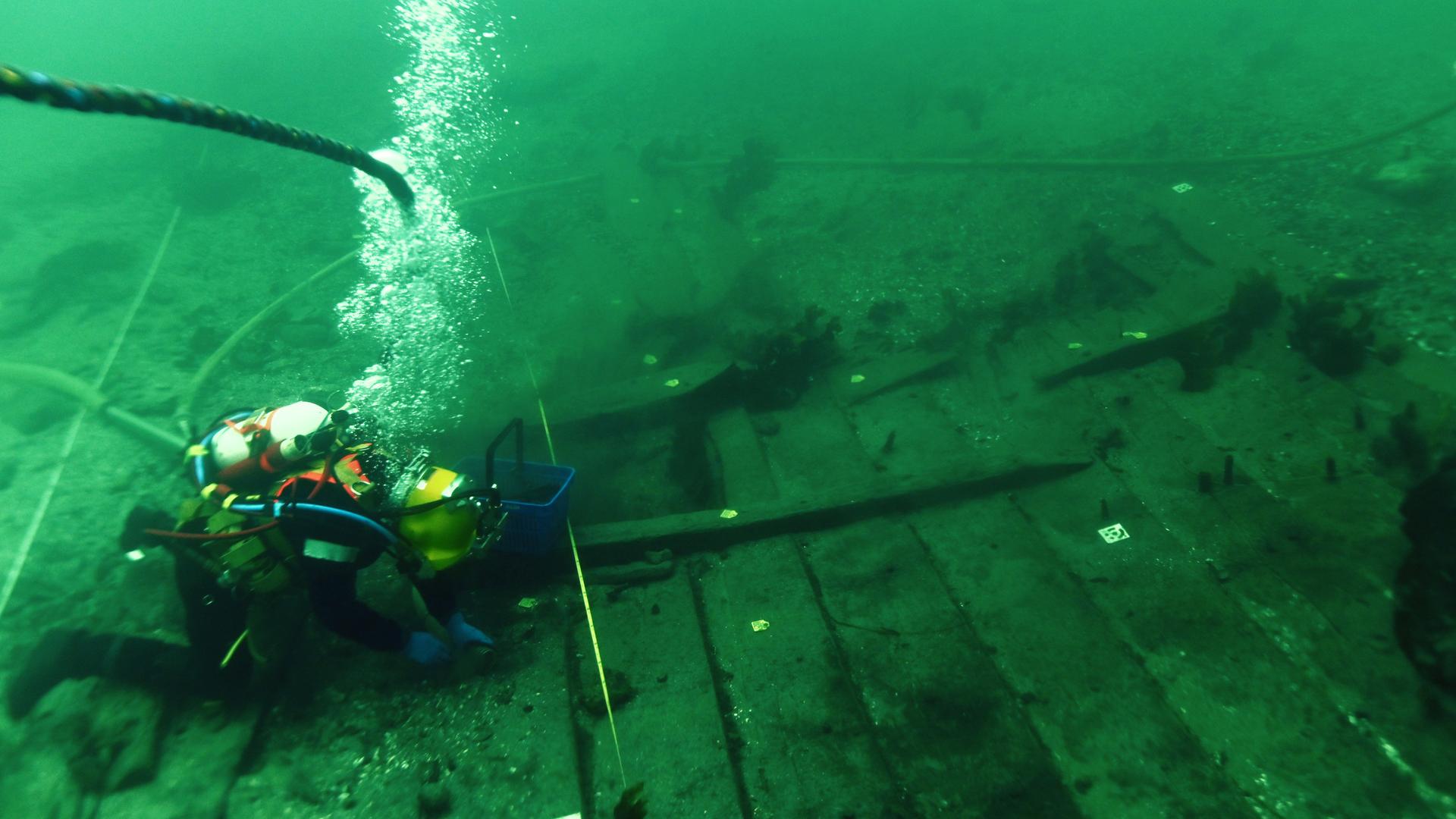 Taucher am mittelalterlichen Schiff vor Kopenhagen.