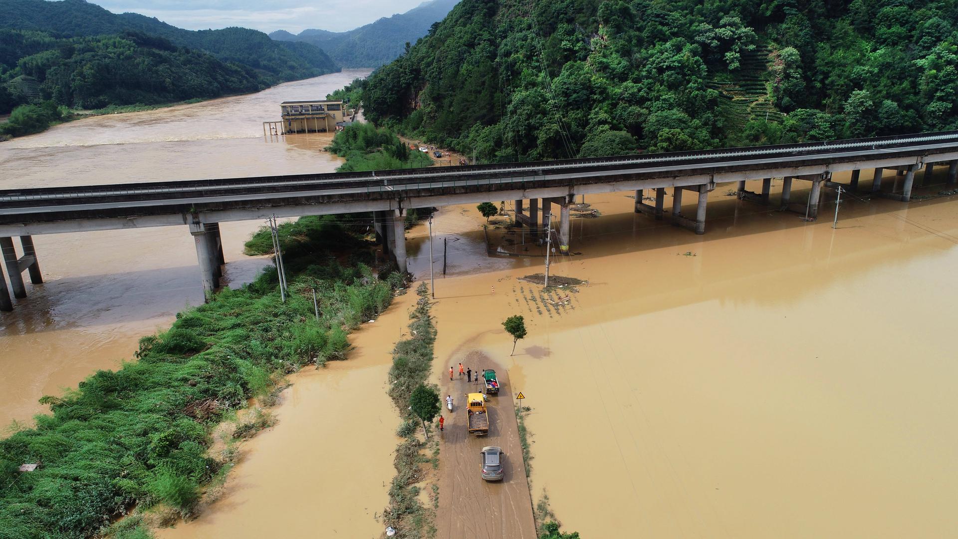 Ein Fluss in der chinesischen Provinz Fujian ist über die Ufer getreten und hat eine Straße überschwemmt. 