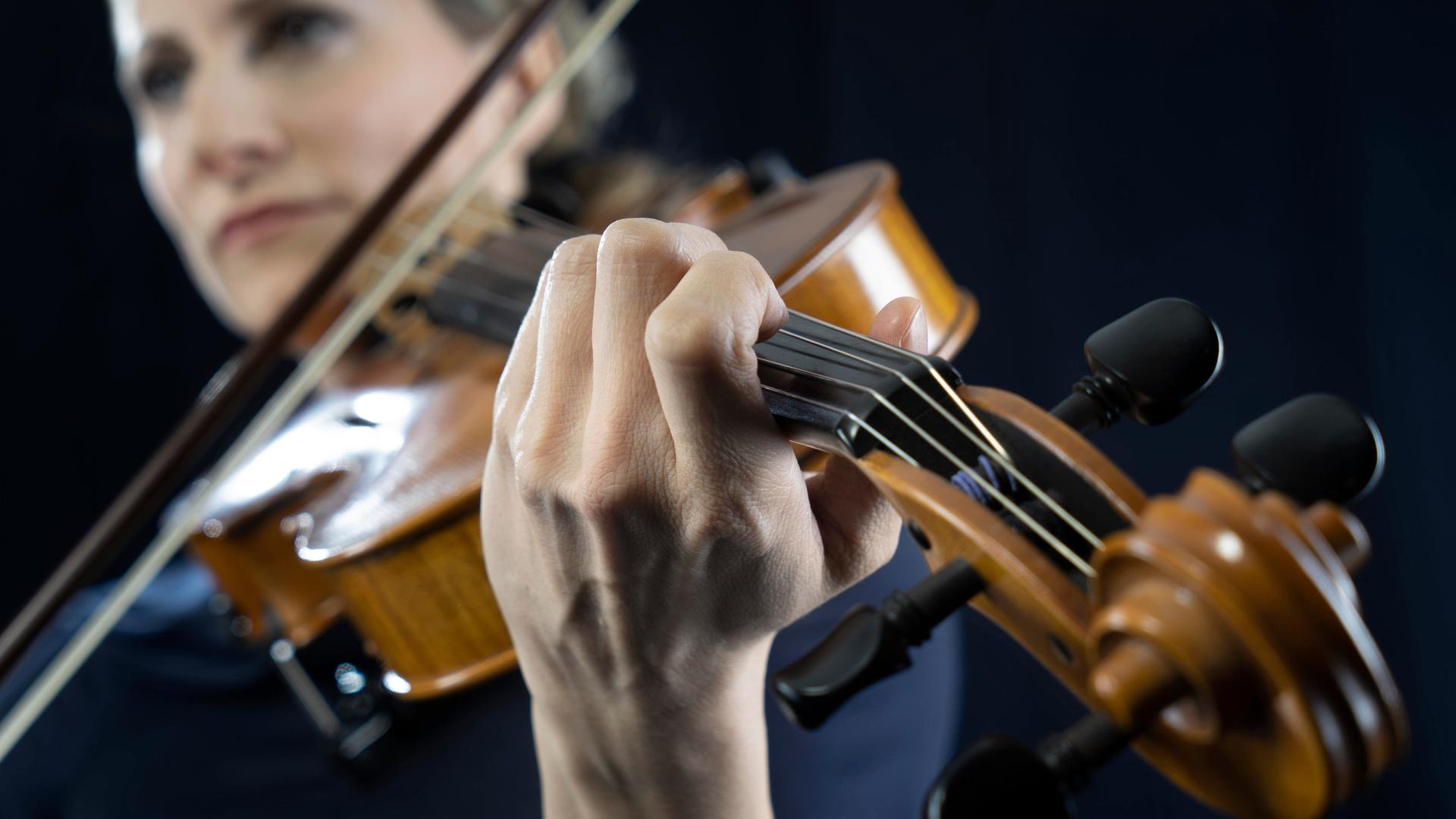 Nahaufnahme einer Frau, die Geige spielt