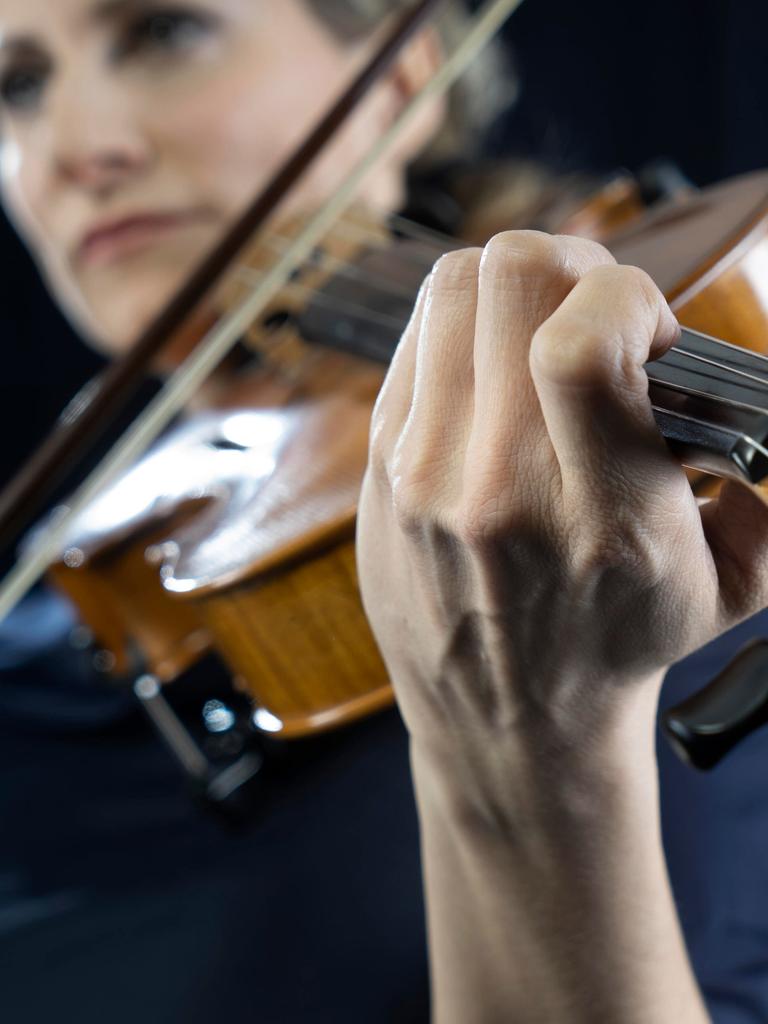 Nahaufnahme einer Frau, die Geige spielt