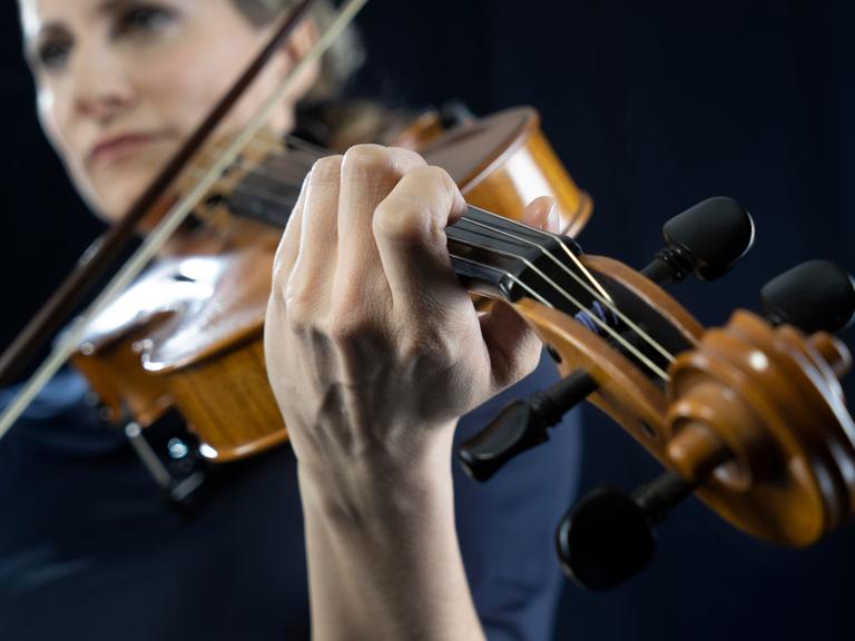 Nahaufnahme einer Frau, die Geige spielt