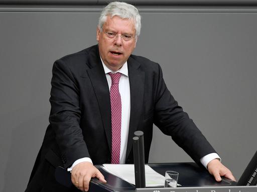 Jürgen Hardt steht am Rednerpult des Deutschen Bundestages.