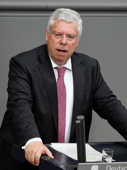 Jürgen Hardt steht am Rednerpult des Deutschen Bundestages.