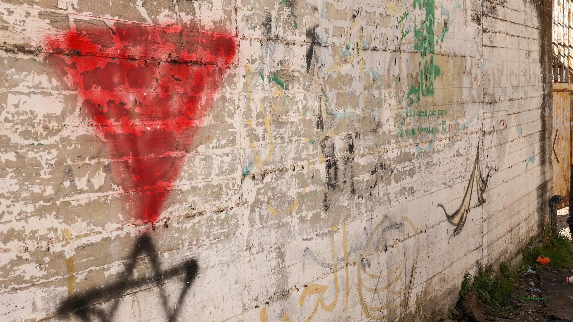 Das Foto zeigt ein auf den Kopf gestelltes rotes Dreieck. Das Zeichen gilt als Hamas-Symbol.