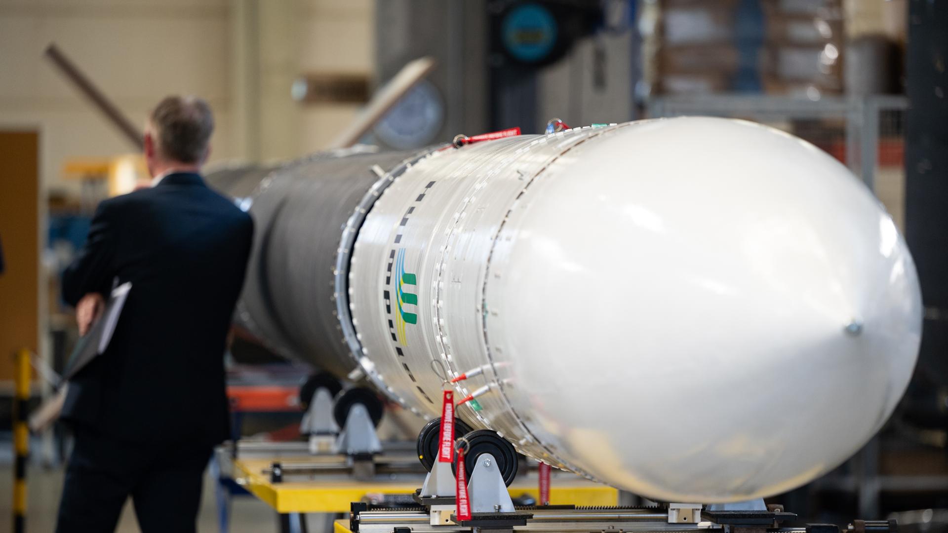 Eine Höhenforschungsrakete steht während eines Besuchs des Bundeswirtschaftsminister Habeck in einer Halle des Raketen-Start Ups HyImpulse Technologies GmbH. Eine Höhenforschungsrakete steht während eines Besuchs des Bundeswirtschaftsminister Habeck in einer Halle des Raketen-Start Ups HyImpulse Technologies GmbH.