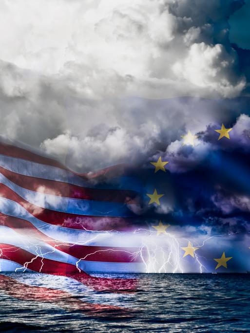 Die Flagge der USA und die Flagge der EU in einer Bildcollage auf stürmischer See. Im Hintergrund ziehen dunkle Wolken auf.