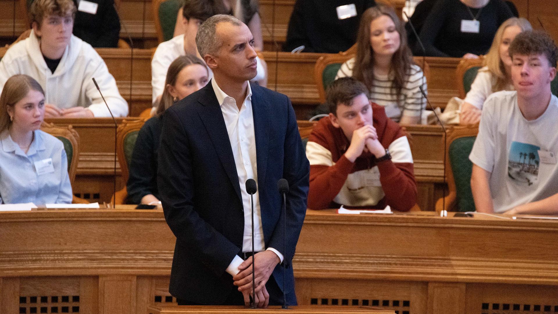 Der dänische Bildungsminister Tesfaye steht im Parlament hinter einem Mikrofon.