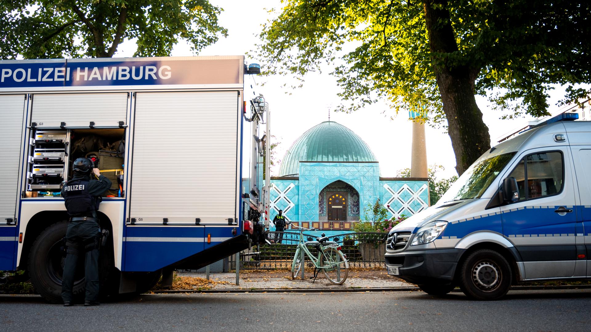 Zwei Fahrzeuge der Polizei stehen vor der Blauen Moschee in Hamburg. Zwei Fahrzeuge der Polizei stehen vor der Blauen Moschee in Hamburg.