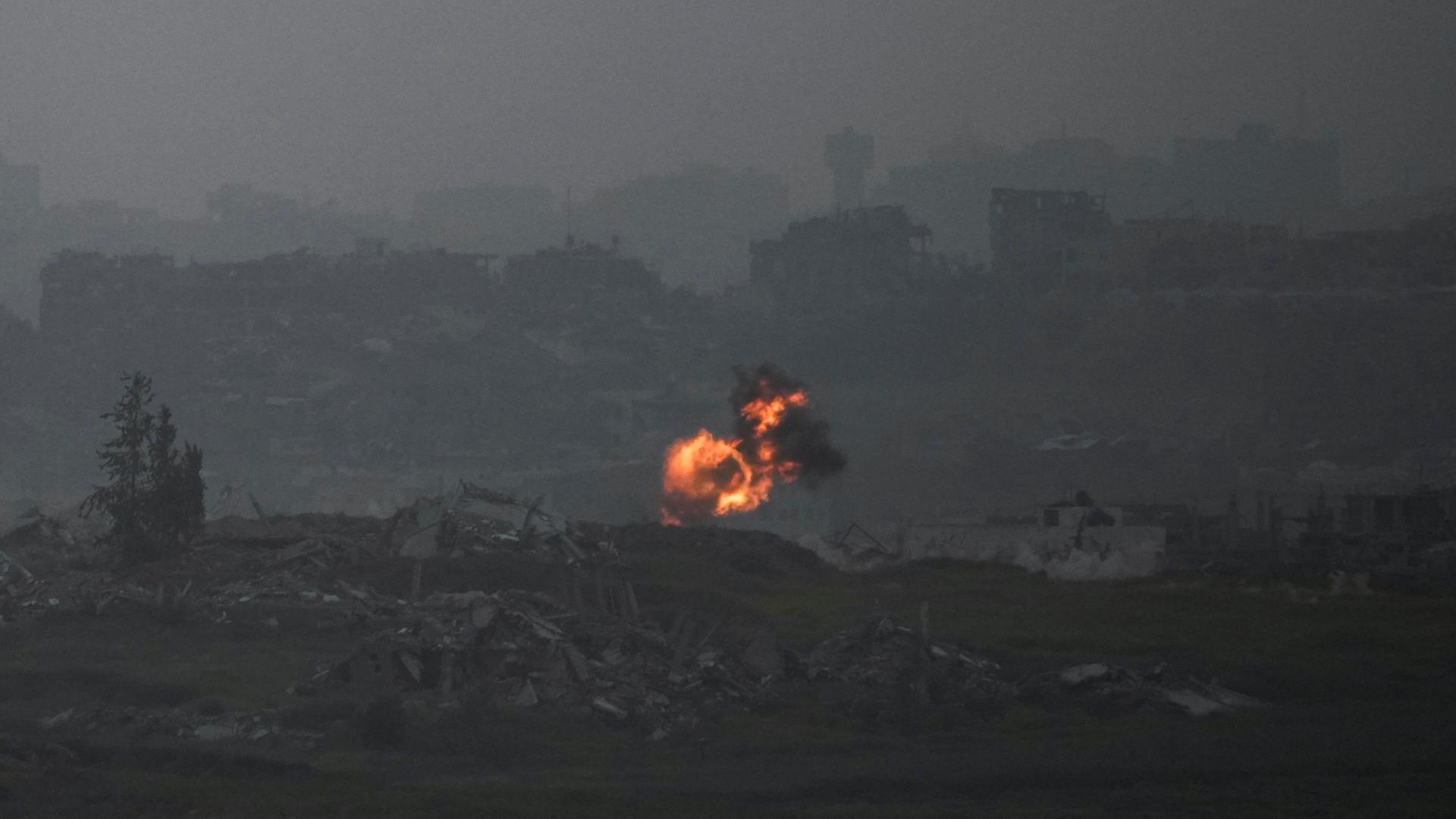 Man sieht eine Explosion im Gazastreifen, fotografiert von Südisrael aus.