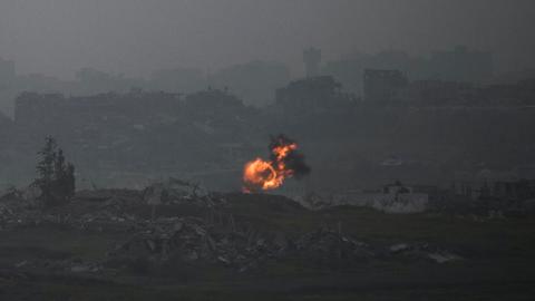 Man sieht eine Explosion im Gazastreifen, fotografiert von Südisrael aus.