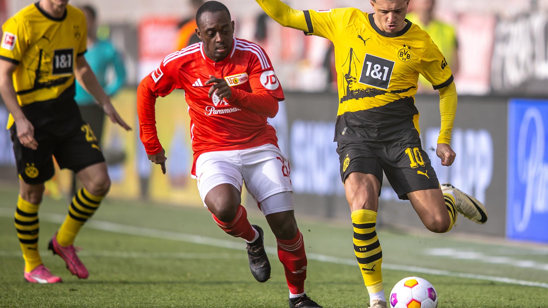 Zwei Fußballspieler kämpfen um den Ball.