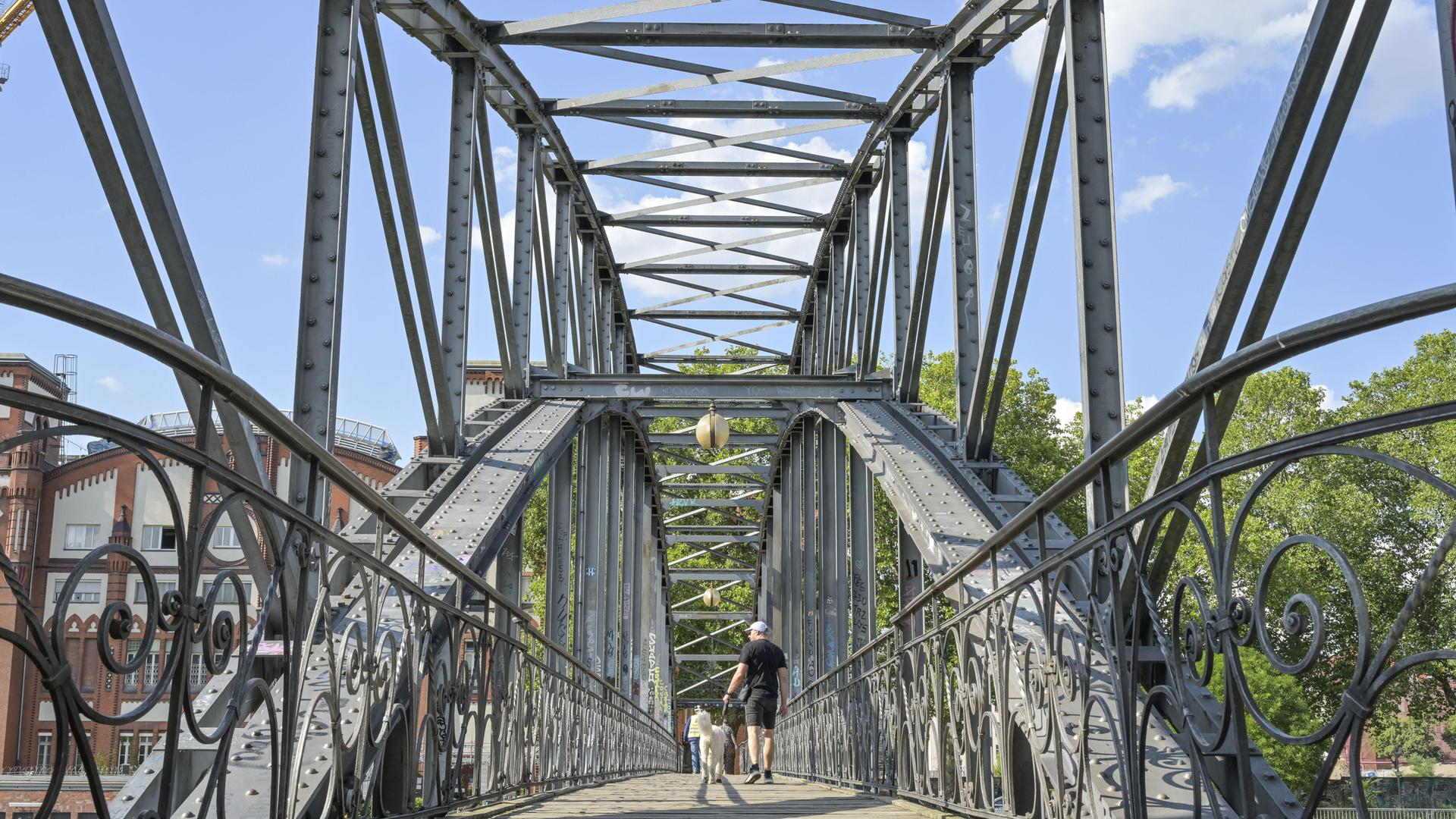 Schmale Fußgängerbrücke aus Stahl