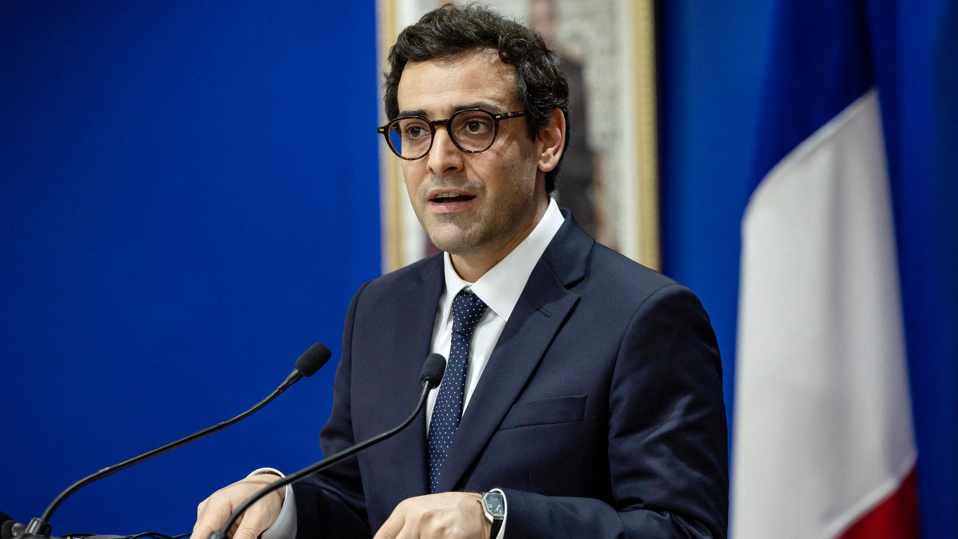 Der französische Außenminister Séjourné spricht an einem Rednerpult.
