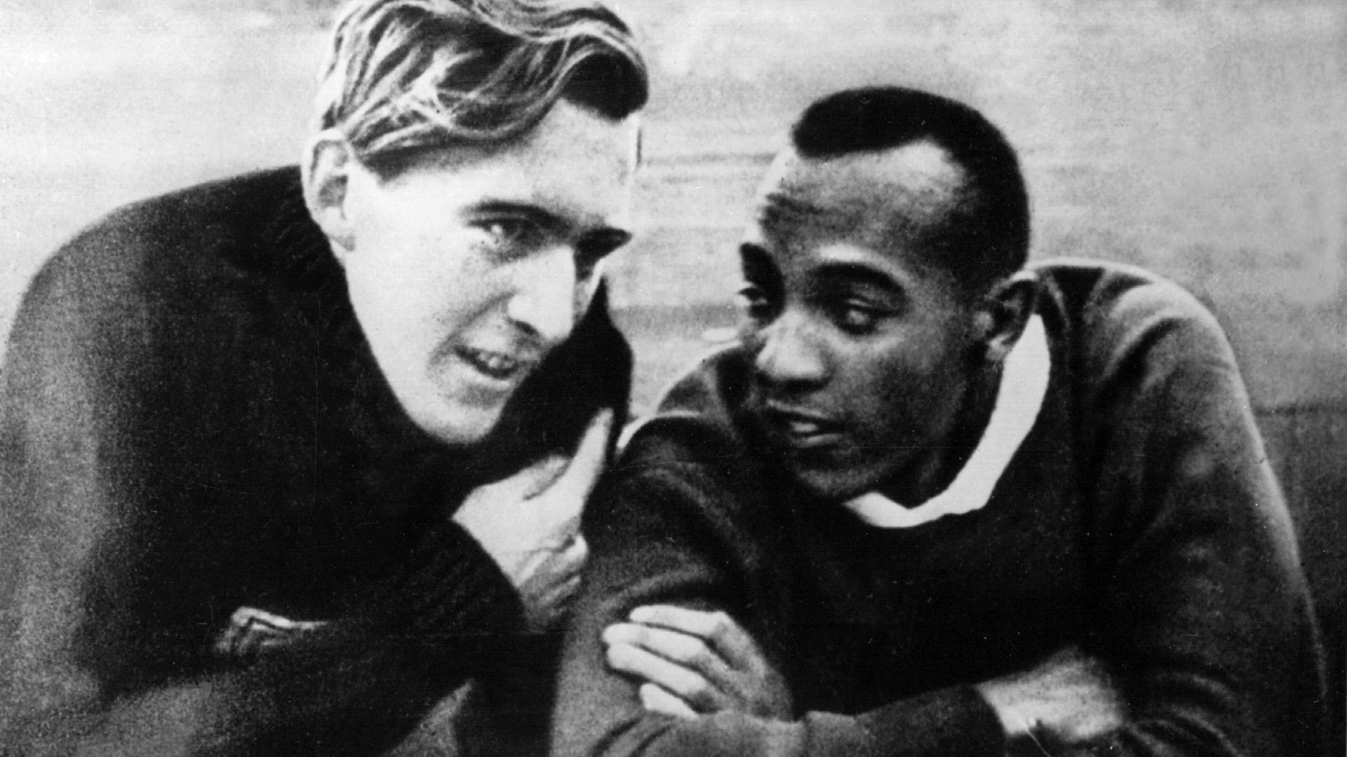 Die Sportler Luz Long (links) und Jesse Owens unterhalten sich in einer Pause des Weitsprungwettbewerbs während der Olympischen Sommerspiele 1936 in Berlin.