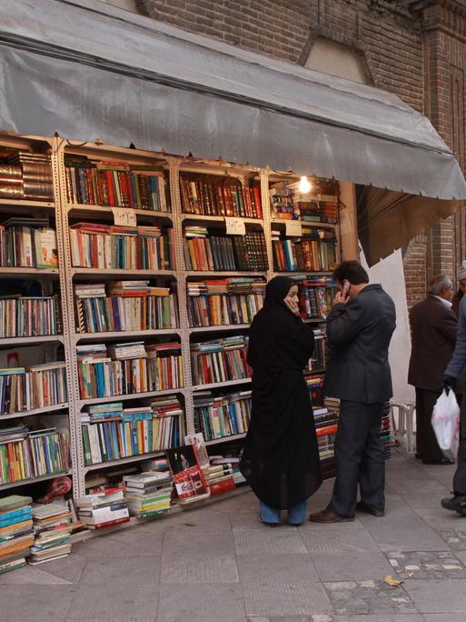 Passanten vor einer Buchhandlung in Teheran im November 2009.