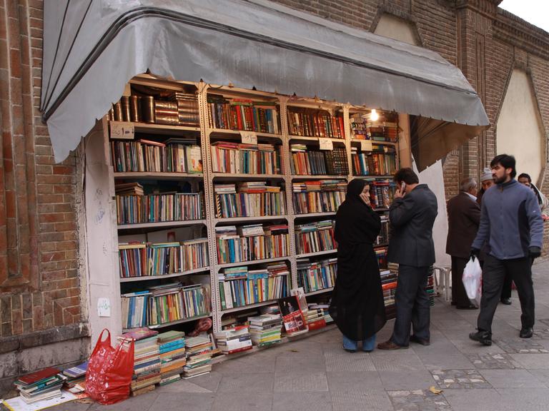 Passanten vor einer Buchhandlung in Teheran im November 2009.