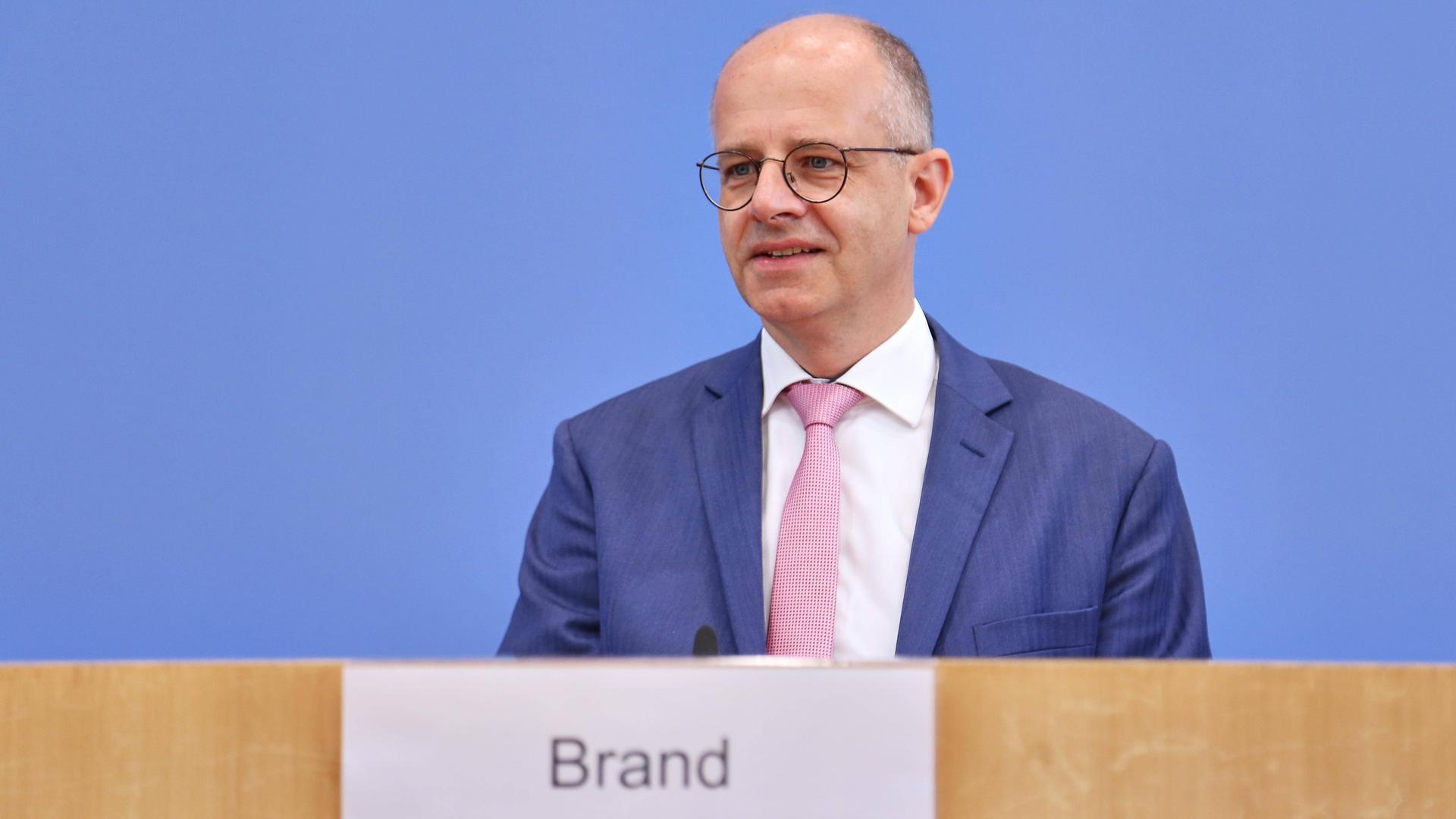 Parlamentarischer Staatssekretär Michael Brand, Beauftragter der Bundesregierung gegen Antiziganismus und für das Leben der Sinti und Roma in Deutschland, spricht auf einer Pressekonferenz. Parlamentarischer Staatssekretär Michael Brand, Beauftragter der Bundesregierung gegen Antiziganismus und für das Leben der Sinti und Roma in Deutschland, spricht auf einer Pressekonferenz.