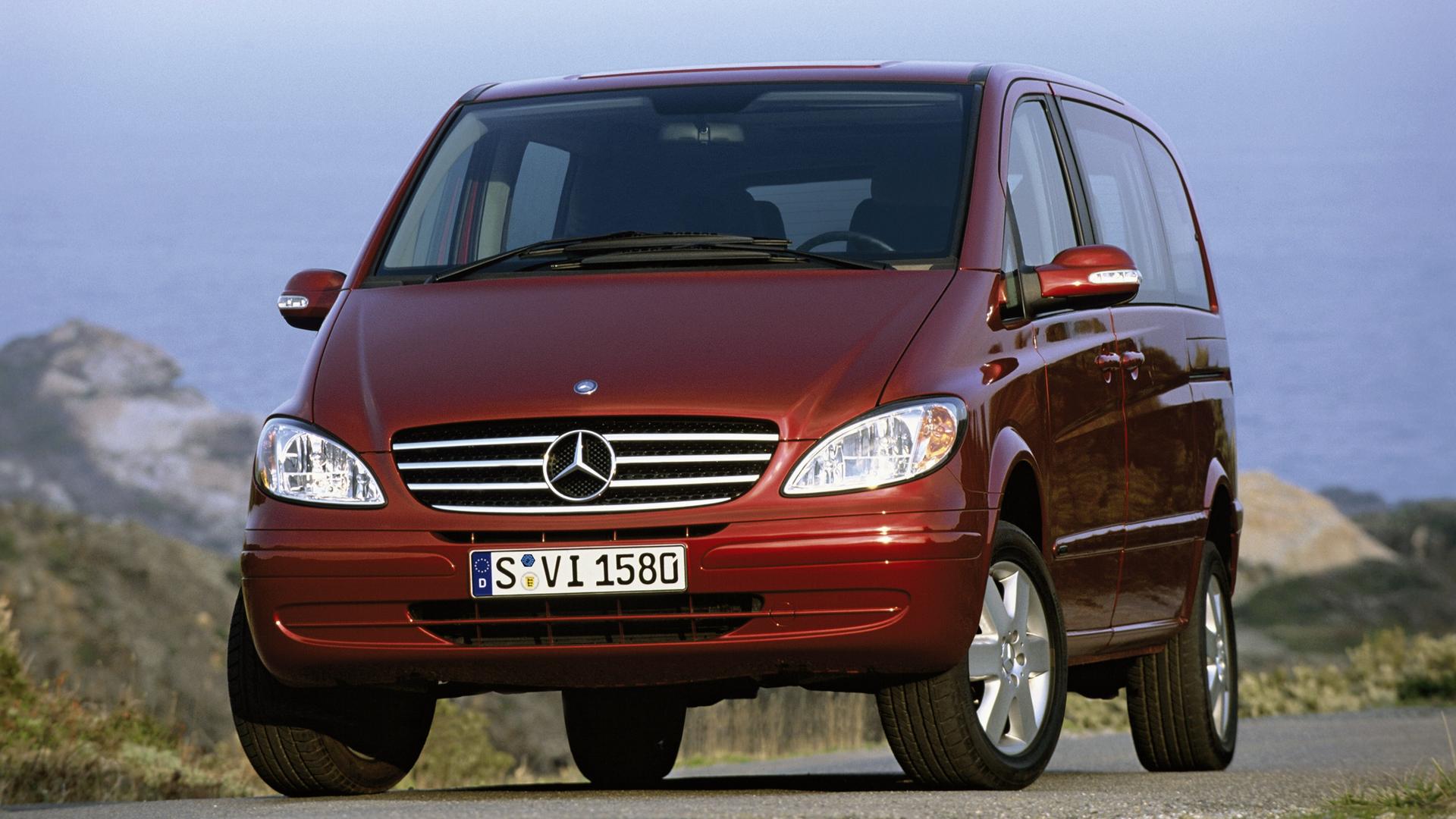 Ein Mercedes-Benz Viano in roter Metallic-Lackierung