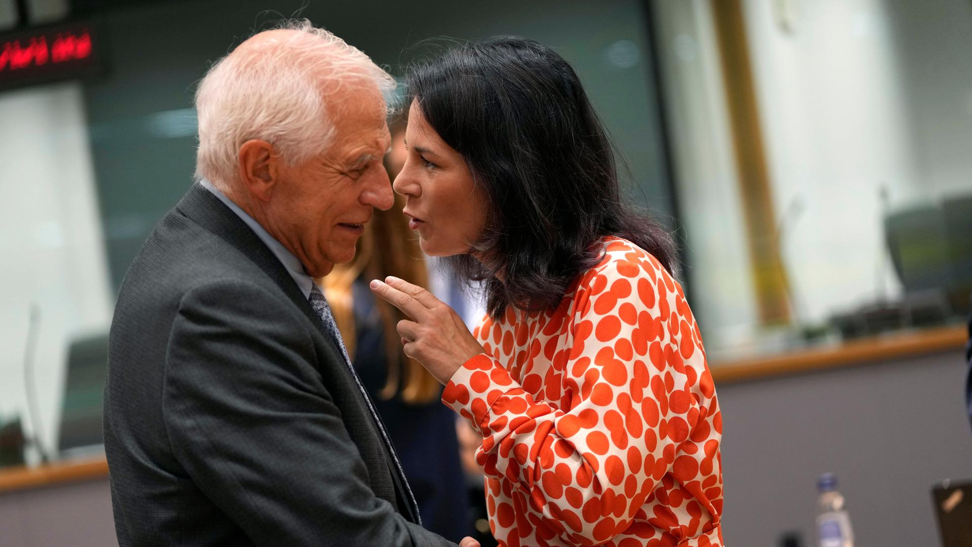 Außenministerin Annalena Baerbock im Gespräch mit EU-Chefdiplomat Josep Borrell.