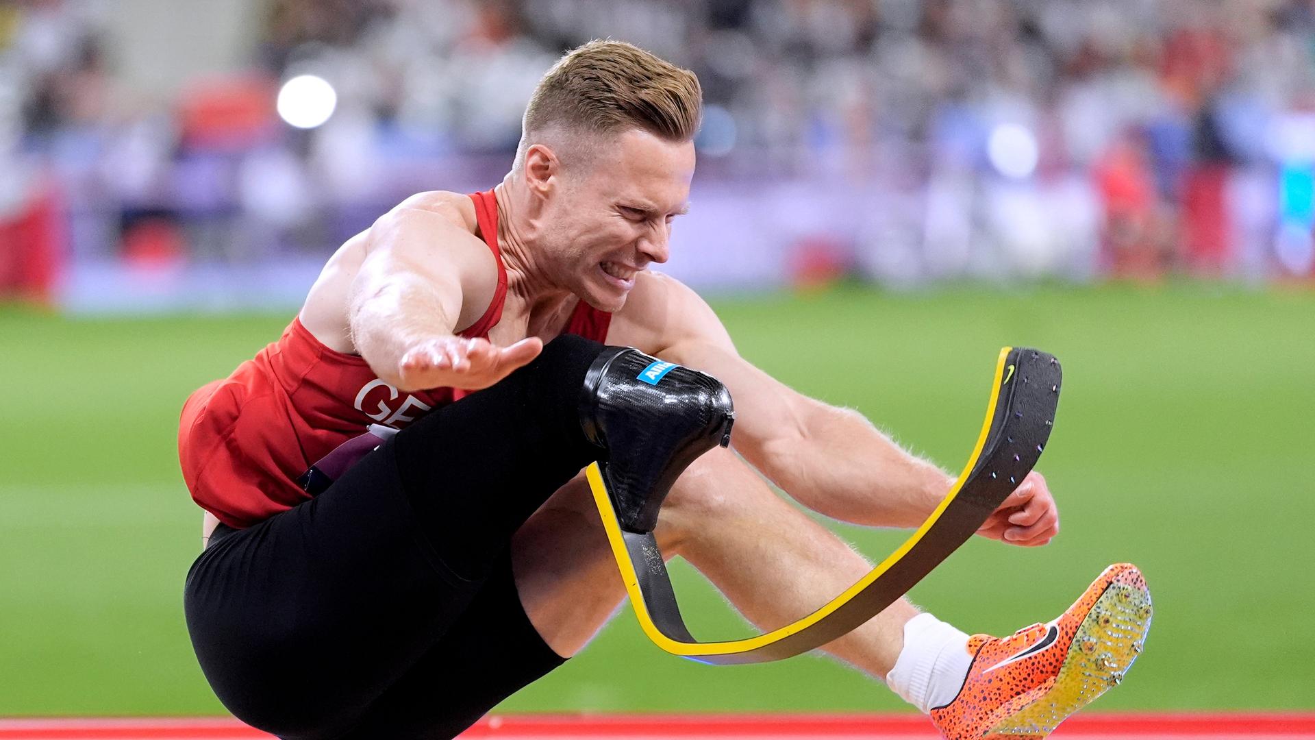 Das Foto zeigt Markus Rehm beim Weit-Sprung bei den Paralympics in Paris. 