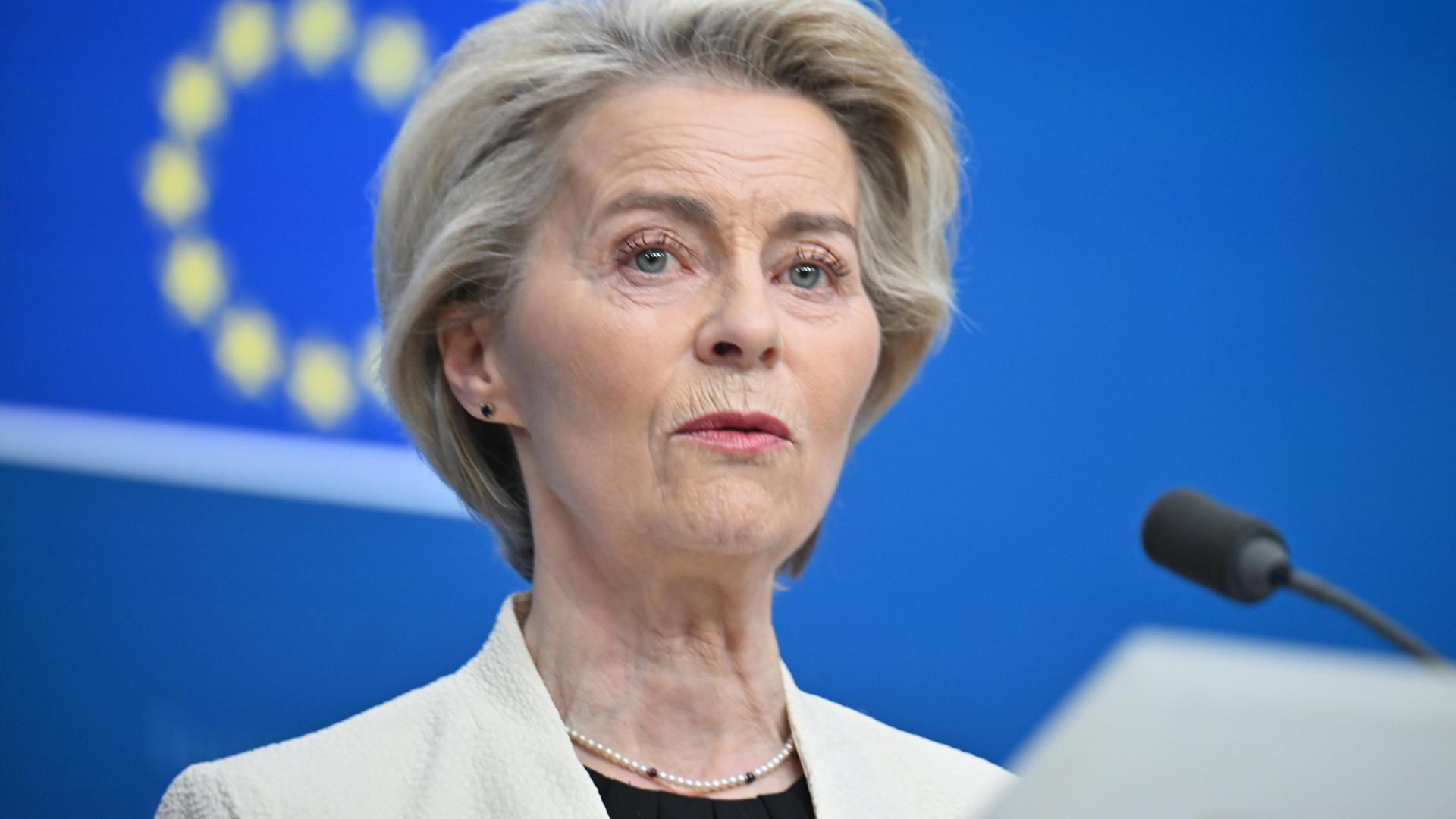 EU-Kommissionspräsidentin Ursula von der Leyen auf einer gemeinsamen Pressekonferenz mit Ratspräsident Antonio Costa nach dem EU-Sondergipfel vom 6. März 2025.