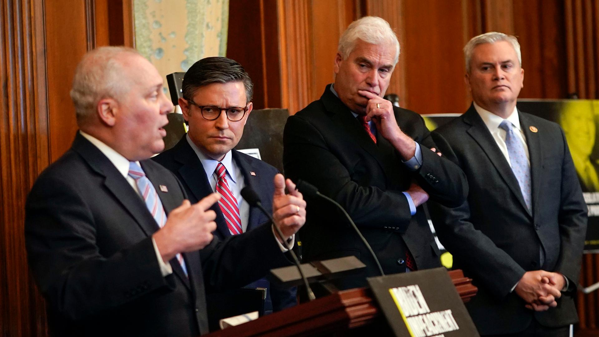 Am 29. November 2023 in Washington, D.C.: House Majority Leader Steve Scalise (R-LA) mit dem Speaker of the House Mike Johnson (R-LA), House Majority Whip Tom Emmer (R-Minn.), und Chair of the House Oversight and Accountability Committee James Comer (R-KY).