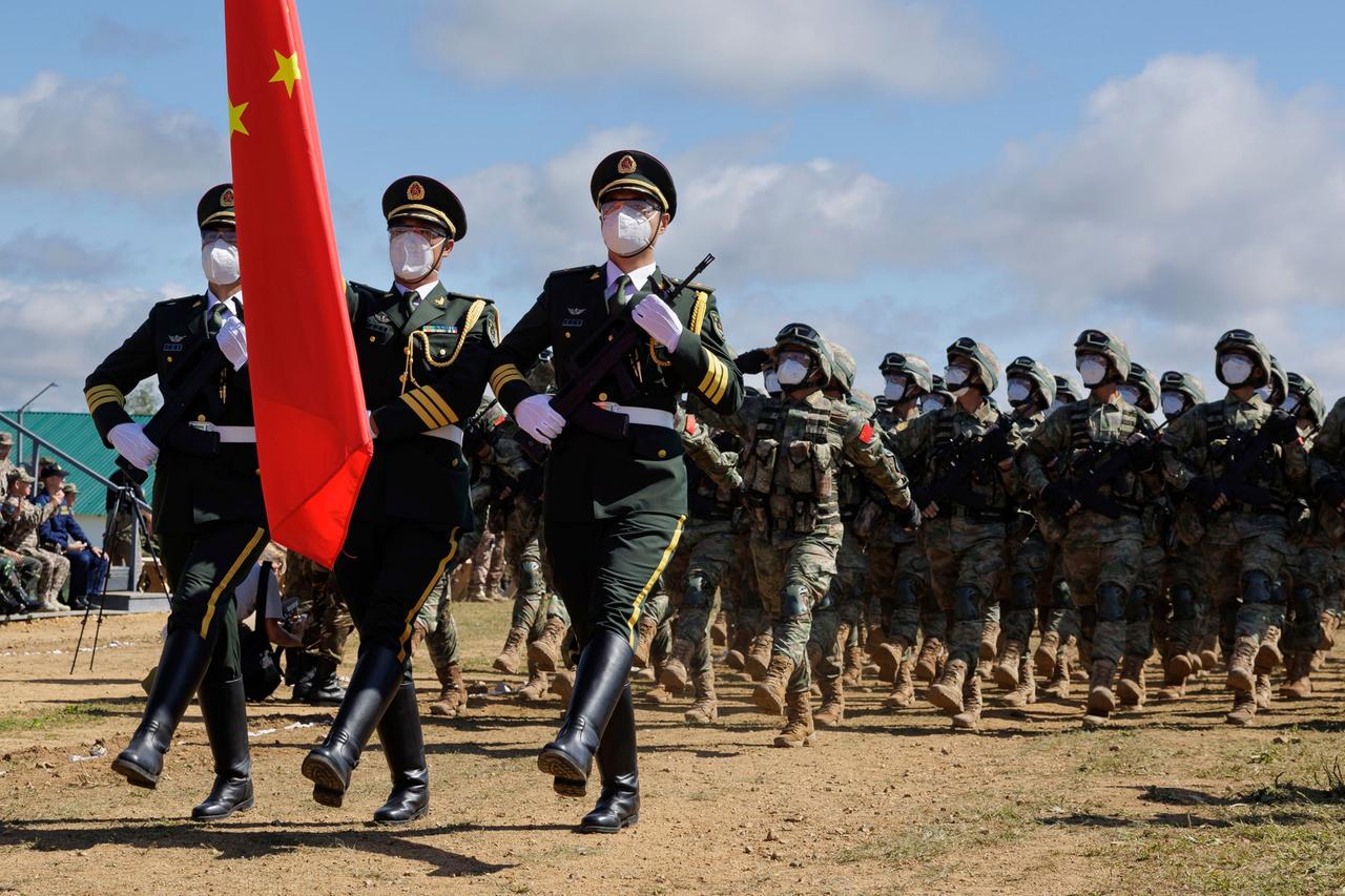 Russland, chinesische Truppen nehmen an der Militärübung Wostok 2022 auf einem Schießplatz im Osten Russlands an einem Marsch teil.