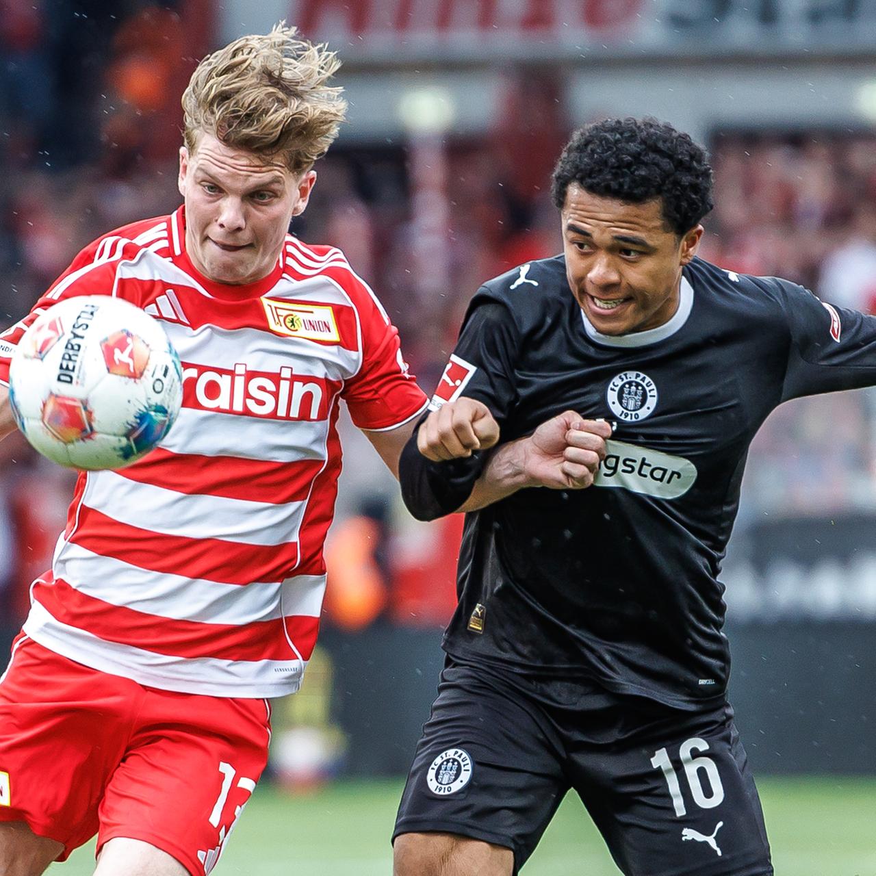 Andras Schäfer von Union Berlin kämpft mit  Joel Chima Fujita von St. Pauli um den Ball. 